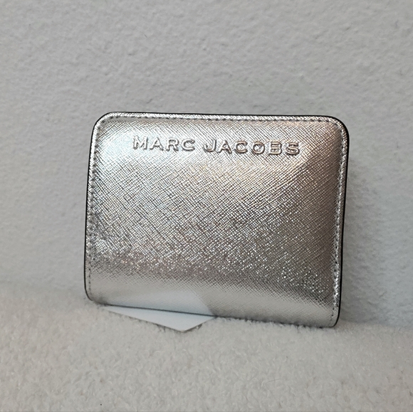 NWT Marc Jacobs Metallic Silver Vegan Leather Compact Bifold Wallet - Picture 4 of 14